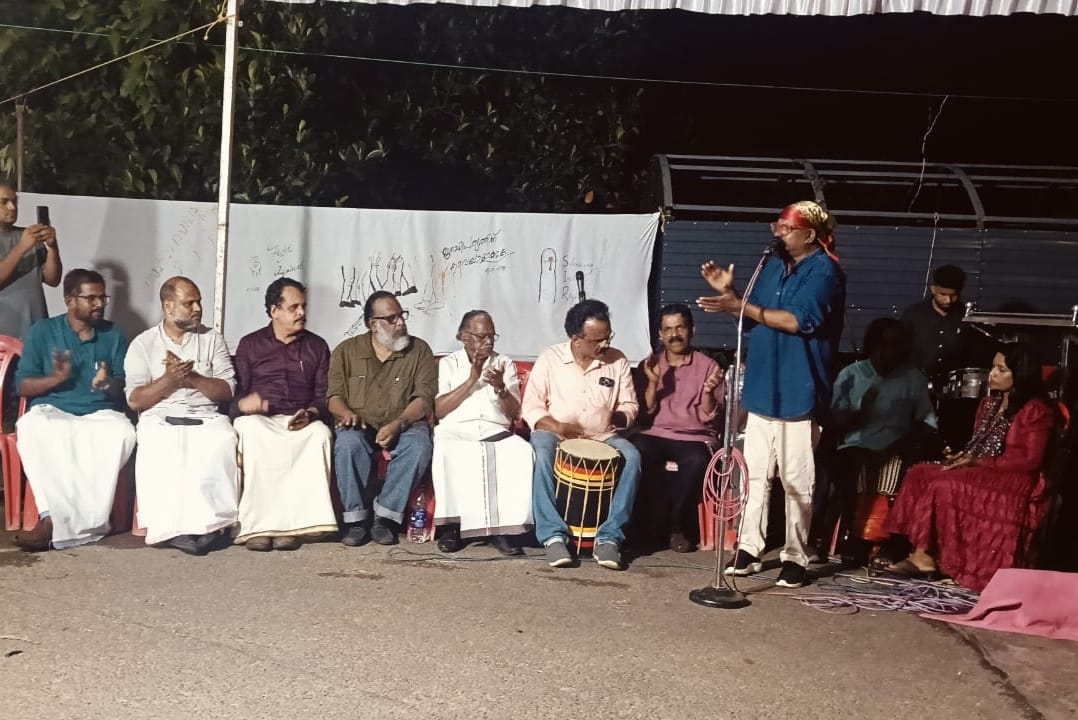 ജനാധിപത്യത്തിൻ്റെ കാവലിന് തെരുവോരത്ത് സർഗസമര സന്ധ്യ ഒരുക്കി പുരോഗമന കലാ സാഹിത്യ സംഘം